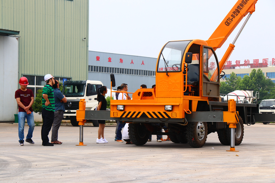 伸缩式高空作业平台车